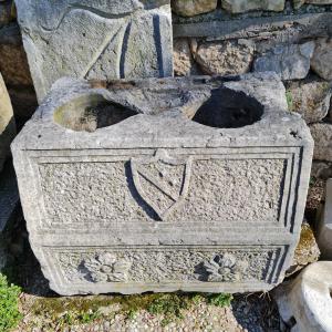 Antiker Brunnen mit zwei Löchern